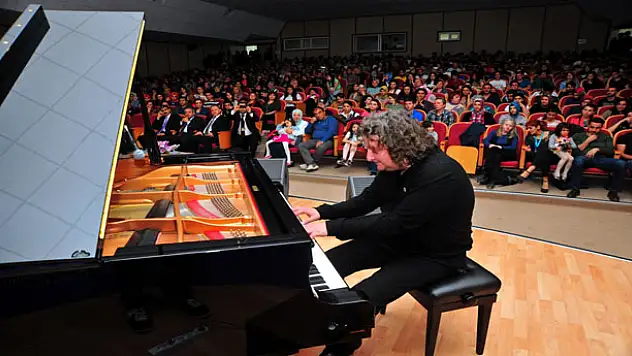 ÜNLÜ PİYANİST'TEN  MUHTEŞEM KONSER