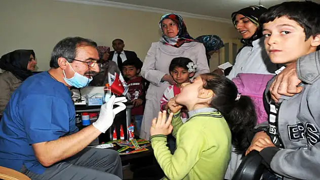 300 ÇOCUK DİŞ TARAMASINDAN GEÇTİ