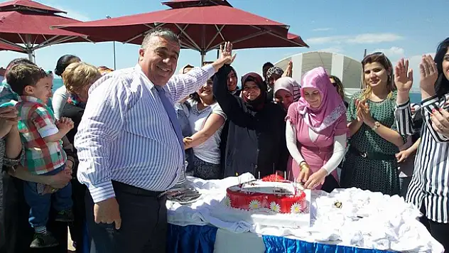 ANNELER MERİT HAVUZ BAŞINDA COŞTU