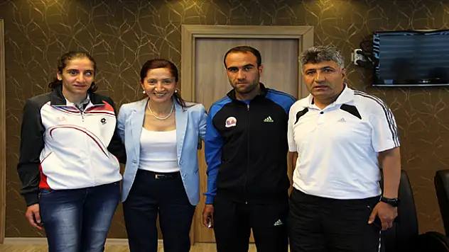 BAŞARILI SPORCULARDAN EŞBAŞKANA ZİYARET