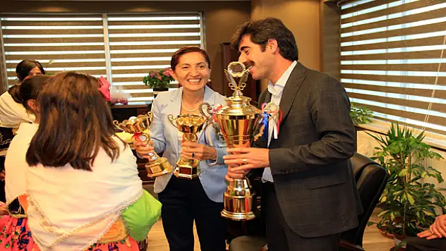 KUPALARINI EŞBAŞKANLARA VERDİLER