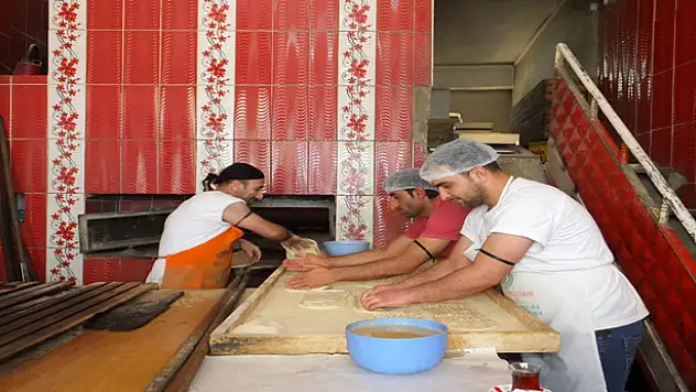 Vanlı esnaf Somalı kardeşleri için karalar bağladı