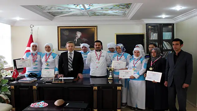 Aşçı Kursiyerler Sertifikalarını Kaymakam'dan Aldı