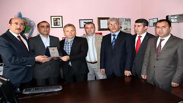 Vergi Rekortmenlerine Plaket Verildi