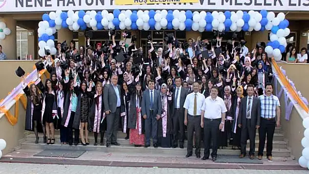 Kız Teknik ve Meslek Lisin'de Kep Atma Töreni