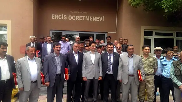 Çelik'ten Eksi Muhtarlara Plaket