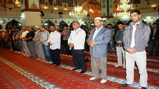 Berat Kandilinde Vatandaş Camilere Akın Etti 