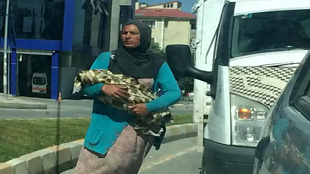 Suriye'li Dilenciler Trafik Işıklarını Mesken Tuttu