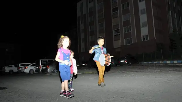 TOKİ  Sakinlerini   Çocuklar Sahura Kaldırıyor