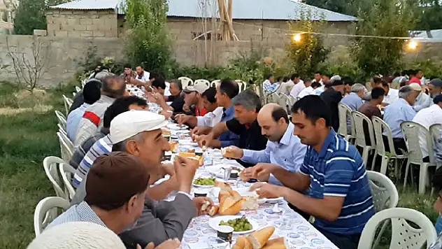 Beyüzümü Muhtarı 700 Kişiye İftar Verdi