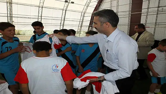 Minik Futbolculara Malzeme Desteği