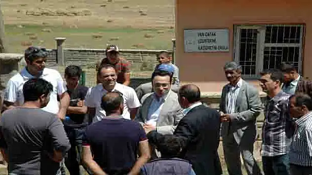 İstanbullu Hayırsever Vatandaş  Çatak'ta Okul Onarıyor