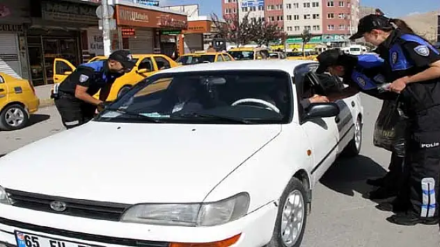 Polisten Sürücülere Bayram Hediyesi