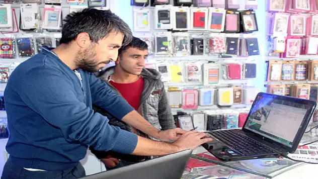 Çocuklara Telefon Çaldıran Kadınlar Kamerada