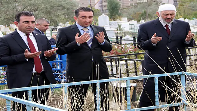 Depremde Vefat Edenler Mezarları Başında Anıldı