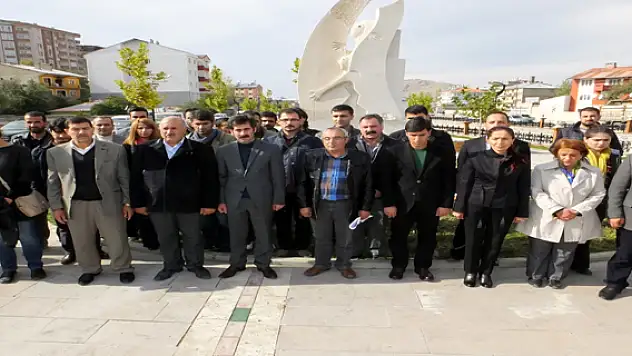 TMMOB, Depremi Anıt Başında Andı