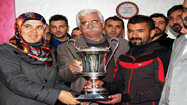 Türkiye Kupasını Eş Başkanlara Hediye Ettiler