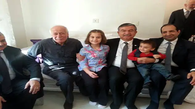 Bakan Yılmazdan Kitapçıya ziyaret