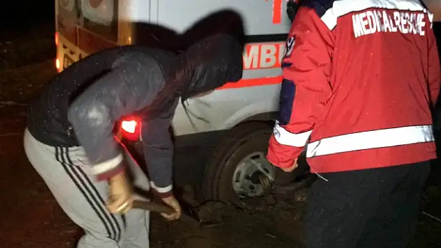 Hasta  Taşıyan Ambülans Çamura Saplandı