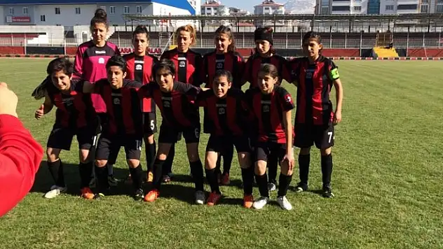 Kızlar Lideri Devirdi. 1-0
