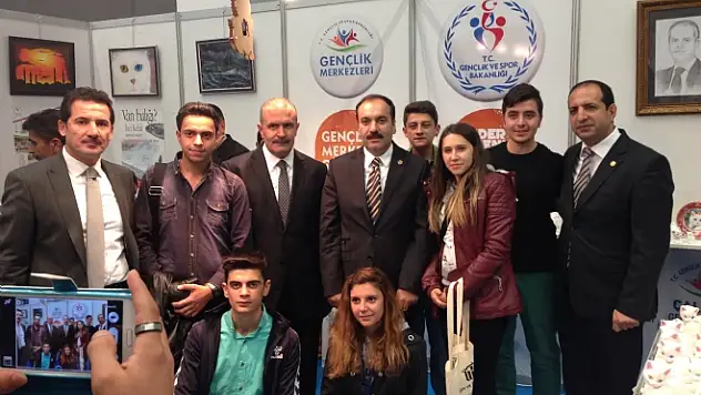 Ak Partili Vekillerden Van  Standına Ziyaret