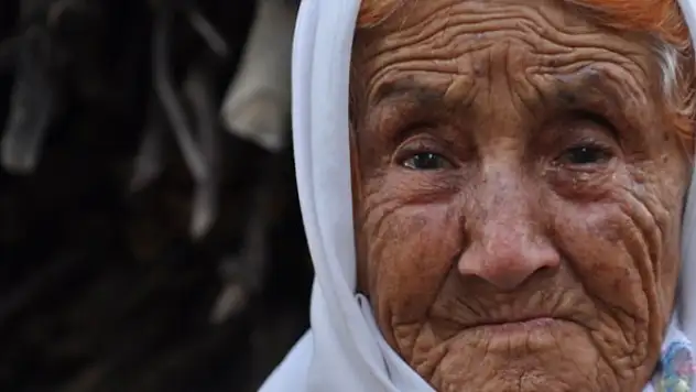 Türkiye'yi Ağlatan Nine:Kara topraklarda yatar kuzum 