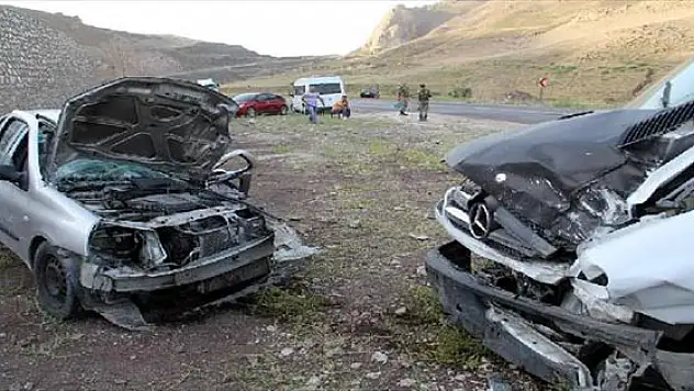 Başkale'de Trafik Kazası: 11 Yaralı