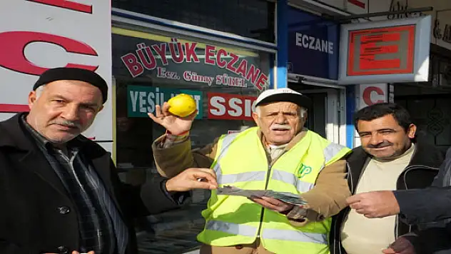 Van'da Şoratan Salih Şans Dağıtıyor