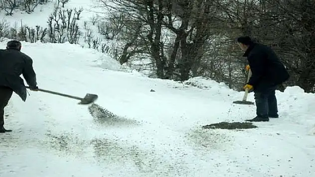 Bahçesaray'da Yollar Tuzlandı