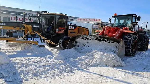 Tuşba Belediyesinden Kar Temizleme Çalışması