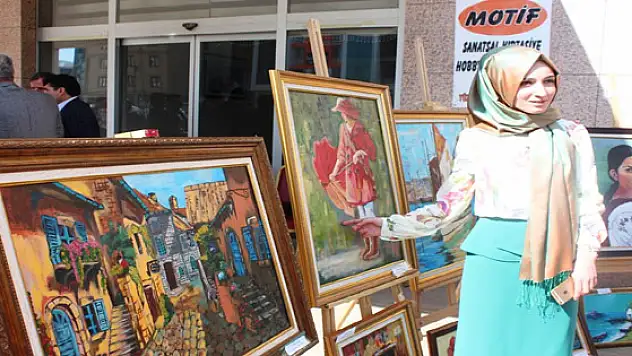 Öğretmenlerden Kadın Konulu Resim Sergisi