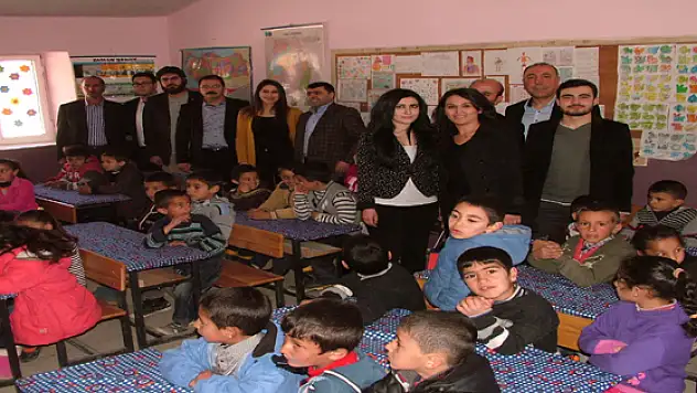 Van'lı Öğrencilere Kırtasiye Malzemeleri Dağıtıldı