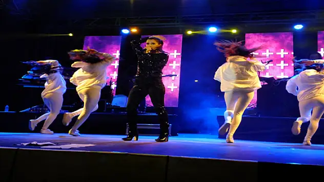 Pop Sanatçısı Atiye Van'da Hayranlarını Çoşturdu