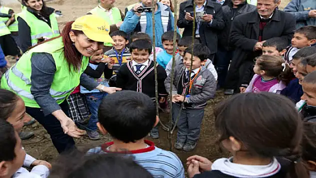 Büyükşehir Belediyesi'nden Fidan Dikimi 