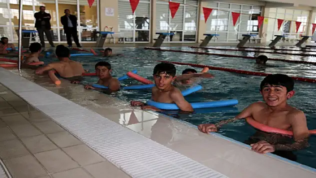 Çocuklar Gönüllerince Yüzdüler