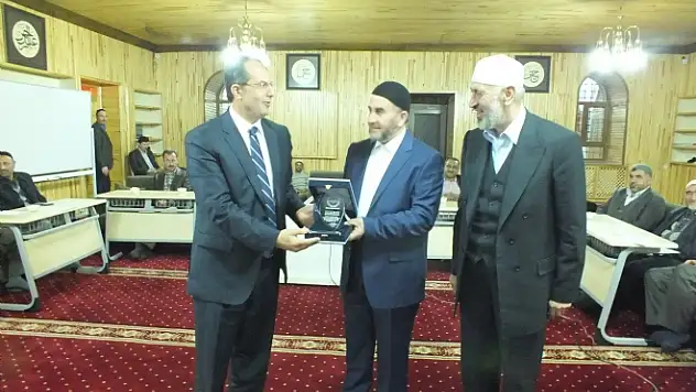 Vali Emekli İmama Cübbe Giydirdi