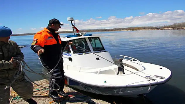 Erciş'te Tekneler Barınaklara Çekildi