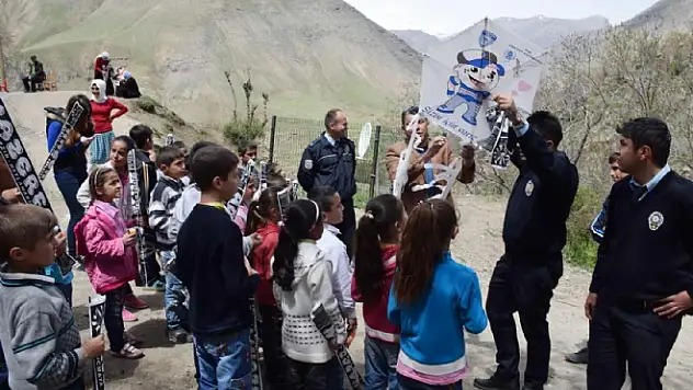 Kato Dağı'nda şarkı söyleyip uçurtma uçurdular