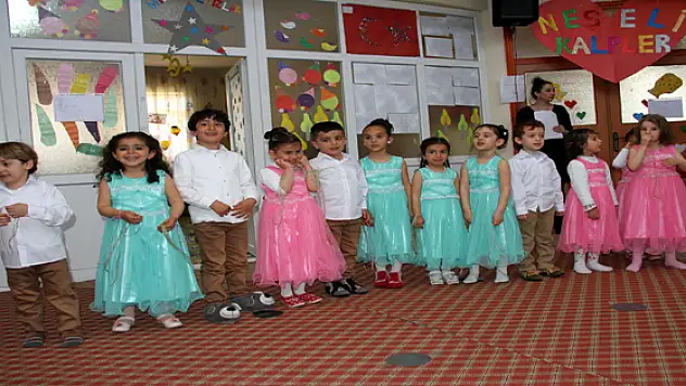 Minik Öğrencilerden Anneler Günü Kutlaması