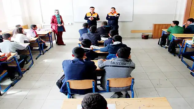 Afadtan Öğrencilere Temel Afet Bilinci Eğitimi Verildi