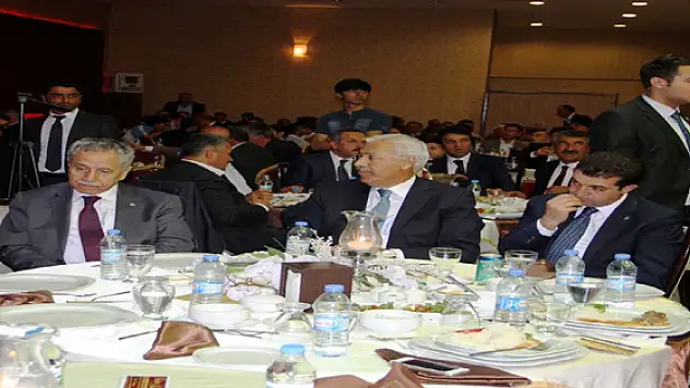 Arınç Kanaat Önderleri İle Yemekte Buluştu