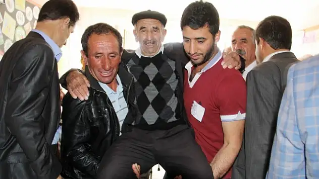 90 yaşındaki adam el üstünde taşındı