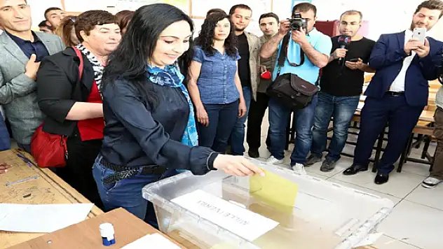 Figen Yüksekdağ Oyunu Van'da Kullandı