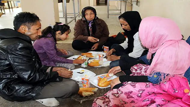 Mahsur Kalan Kaçak Şahısları Jandarma Kurtardı