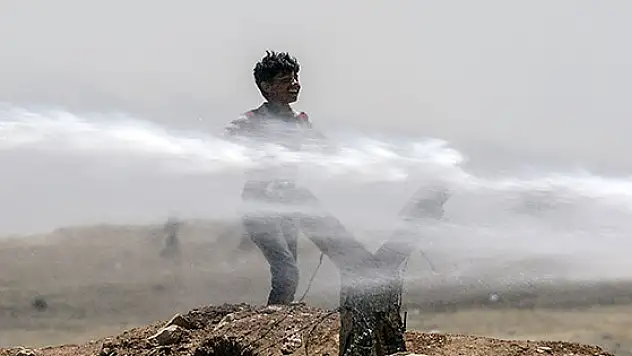 TOMA'dan sıkılan suyla serinliyor