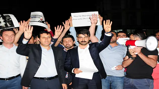 AK Gençlikten Mursi'nin İdam Kararına Tepki