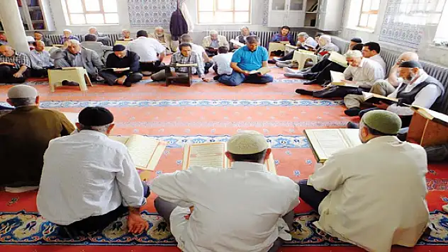Camiler Kur'an Sesiyle İnliyor