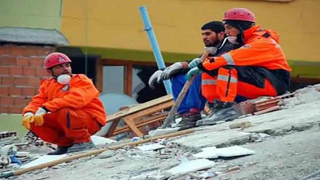 Afad Yıkım İçin Vana Ekip Gönderdi