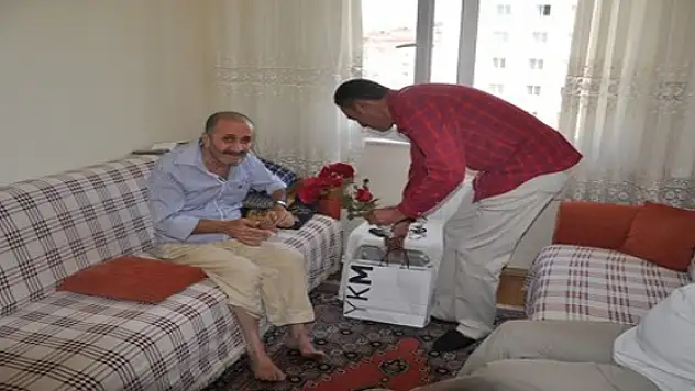 Kızılay'dan Yaşlı Ve Muhtaç Babalara Ziyaret
