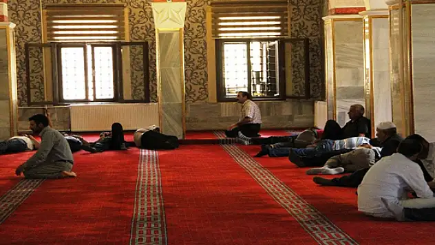 Vatandaşlar Cami Ve Parkları Mesken Tuttu